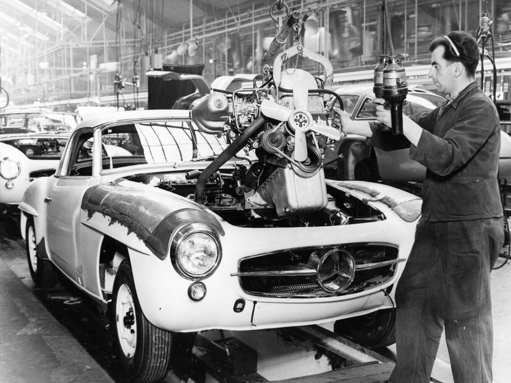 Montaje del motor M121 en la línea de producción
